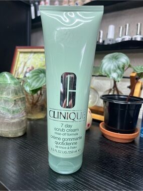 Clinique 7 Day Scrub | Gentle Exfoliating Cleanser